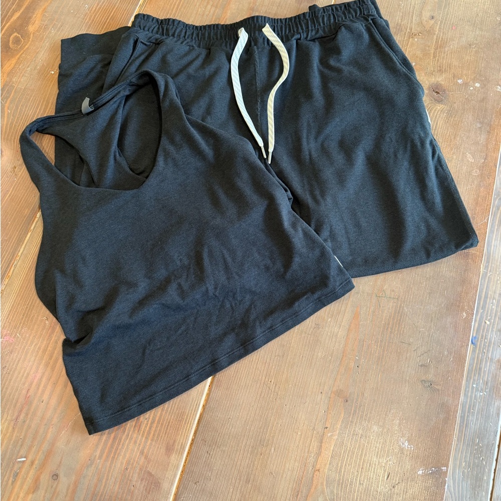 Vuori crop and matching joggers.